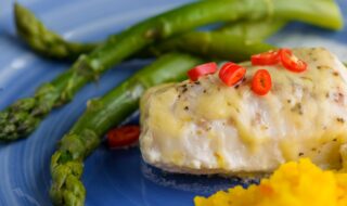 Kabeljaufilet mit Safranreis und grünem Spargel Kabeljaufilet mit Safranreis und grünem Spargel