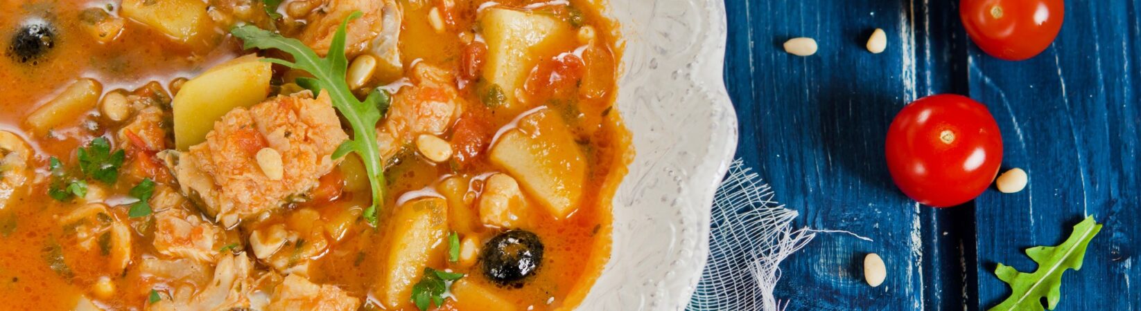 Kabeljausuppe mit Tomaten, Kartoffeln und schwarzen Oliven