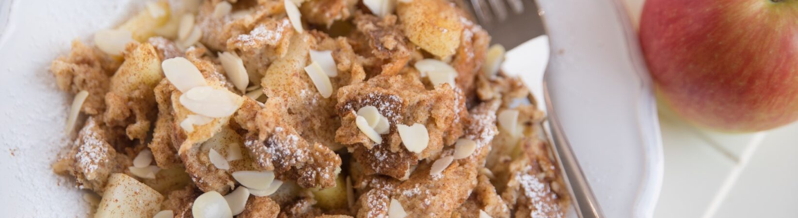 Apfel-Kaiserschmarrn mit gehobelten Mandeln