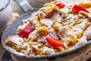 Bananen-Kaiserschmarrn mit Erdbeeren