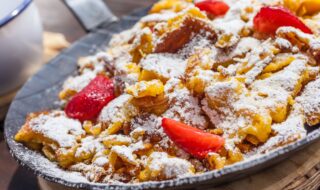 Bananen-Kaiserschmarrn mit Erdbeeren