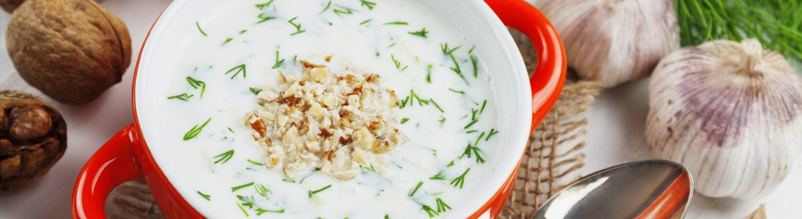 Kalte Gurkensuppe mit Joghurt, Walnüssen und Dill