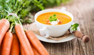Möhrencremesuppe mit Sahnehaube und Petersilie Möhrencremesuppe mit Sahnehaube und Petersilie