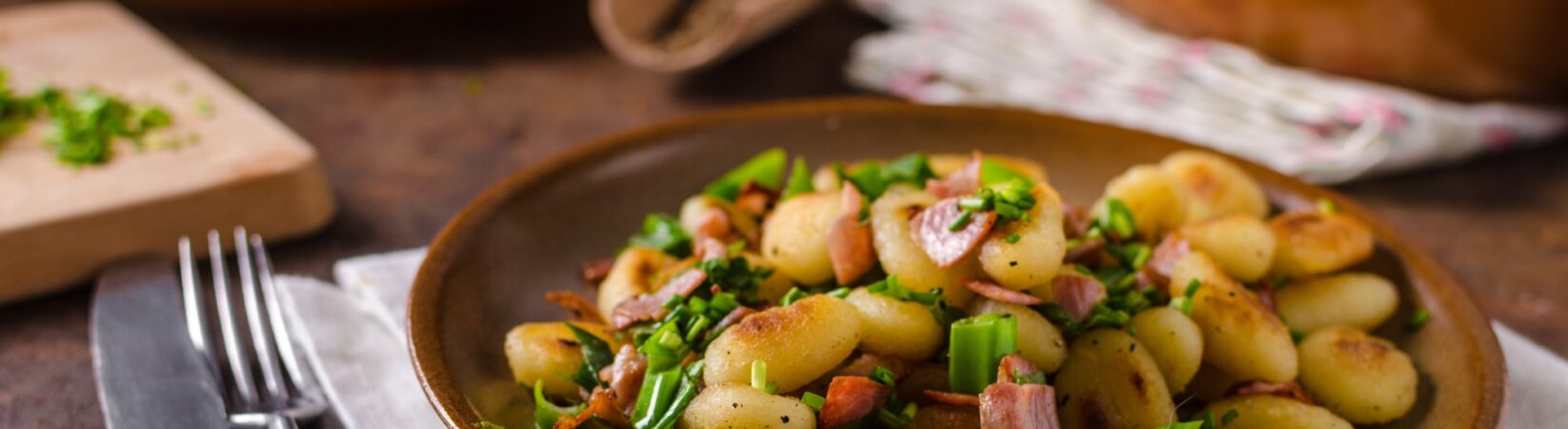 Kartoffelgnocchi mit Schinkenwürfel und Tomatensalat