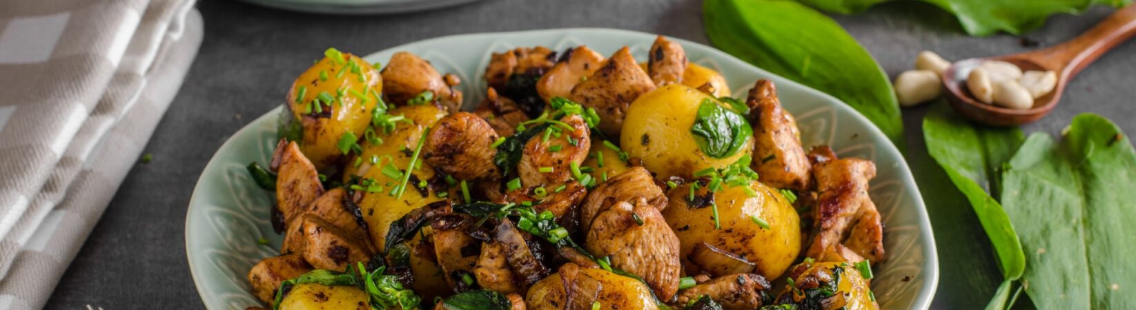 Kartoffeln mit Hähnchenbrust und Tomatensalat