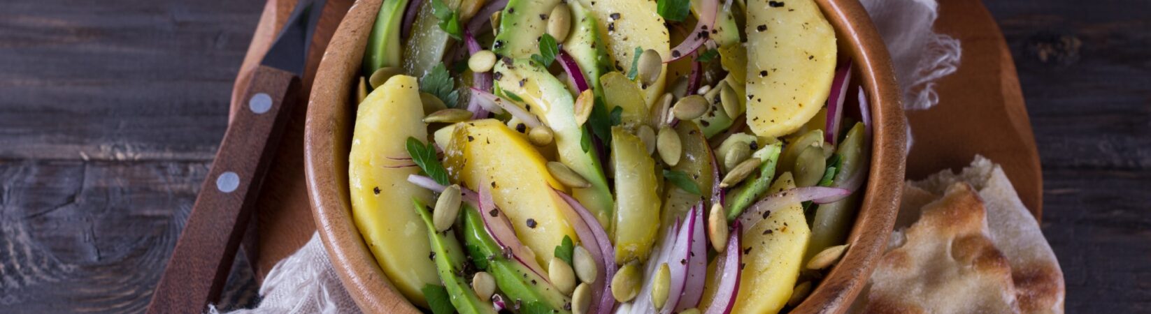 Kartoffelsalat mit Avocado und Gewürzgurke