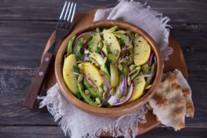 Kartoffelsalat mit Avocado und Gewürzgurke