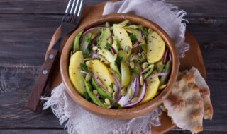 Kartoffelsalat mit Avocado und Gewürzgurke Kartoffelsalat mit Avocado und Gewürzgurke