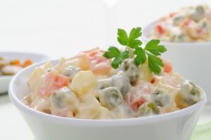 Kartoffel-Erbsensalat mit Möhre