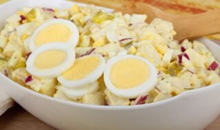 Kartoffel-Gewürzgurkensalat mit Ei und Joghurt-Dressing Kartoffel-Gewürzgurkensalat mit Ei und Joghurt-Dressing