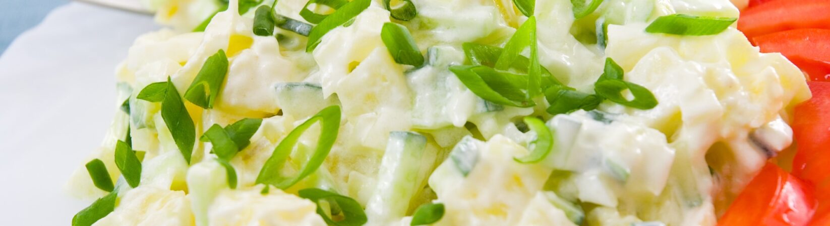 Kartoffelsalat mit Gurke, Tomate und Frühlingszwiebel