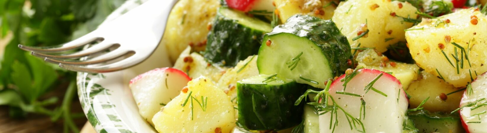 Kartoffelsalat mit Gurken, Radieschen und Dill