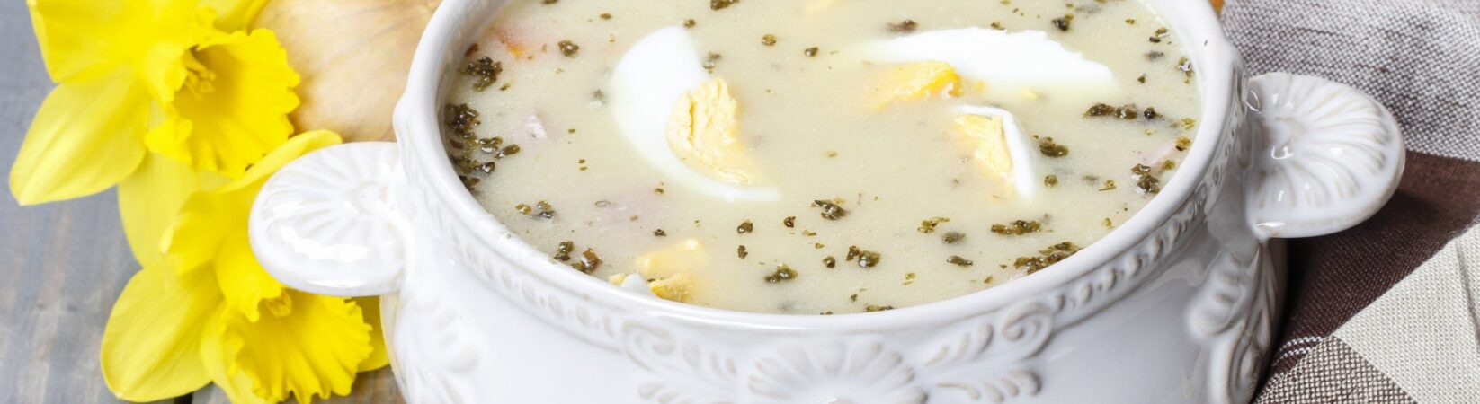 Kartoffelsuppe mit gekochten Eiern