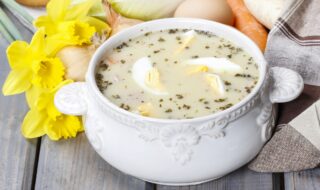 Kartoffelsuppe mit gekochten Eiern Kartoffelsuppe mit gekochten Eiern