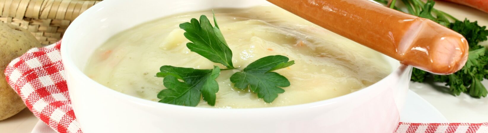 Kartoffelsuppe mit Sellerie und Würstchen