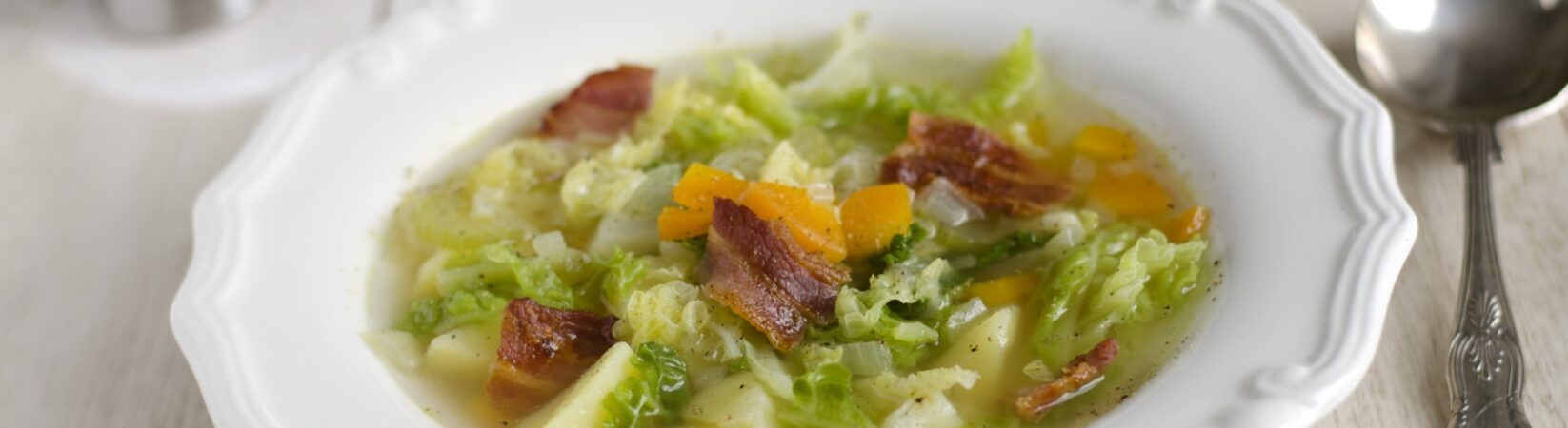 Kartoffelsuppe mit Wirsing, Möhre und Speck