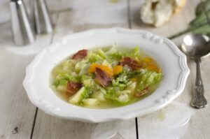 Kartoffelsuppe mit Wirsing, Möhre und Speck