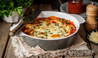 Nudelauflauf mit Zucchini und Möhren in Tomatensauce