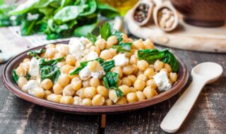Kichererbsen mit Spinat und veganem Feta