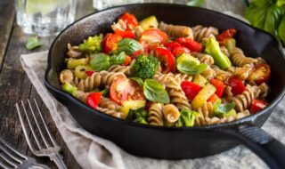 Kichererbsen Nudeln mit Brokkoli, Zucchini und Tomaten