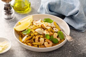 Kichererbsen-Nudeln mit Garnelen und Tomatensalat