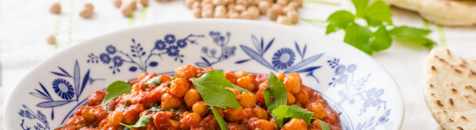 Kichererbsencurry mit Kokosmilch, Möhren, Mais und Tomaten