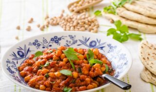 Kichererbsencurry mit Kokosmilch, Möhren, Mais und Tomaten