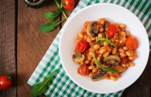 Bohneneintopf mit Champignons und Tomaten