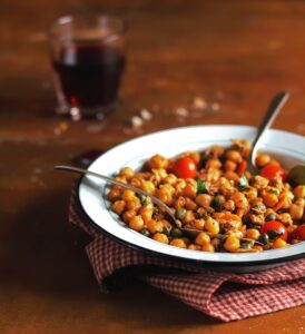 Kichererbseneintopf mit Geflügel und Tomaten