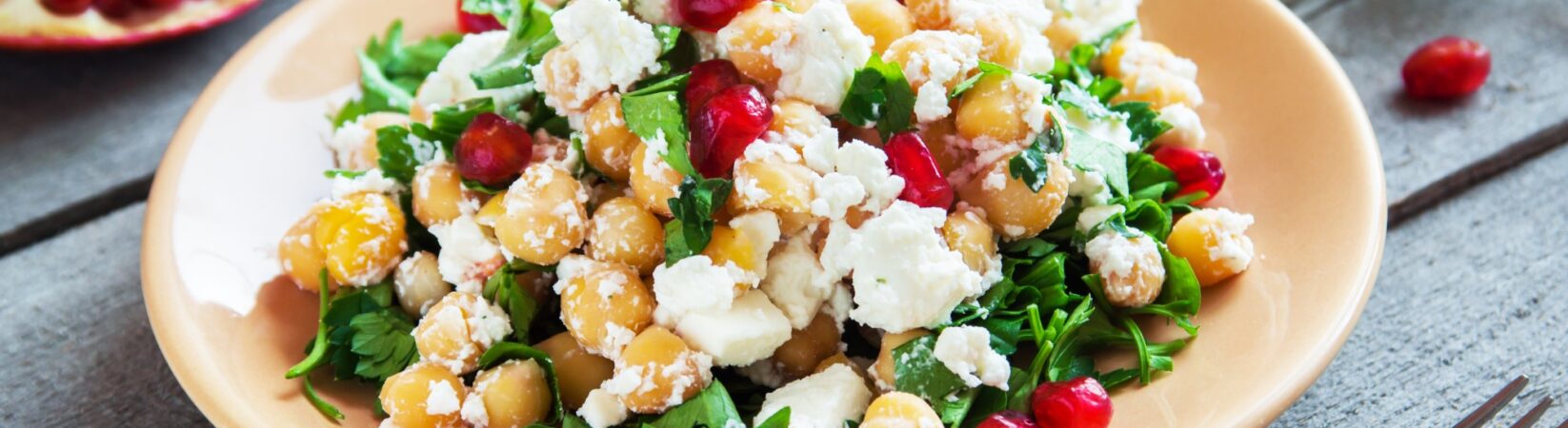 Kichererbsensalat mit Granatapfel und veganem Feta