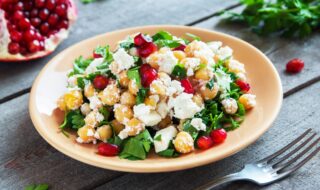 Kichererbsensalat mit Granatapfel und Feta