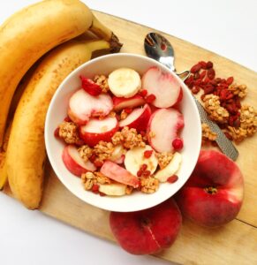 Knuspermüsli mit Banane, Plattpfirsich und Goji Beeren