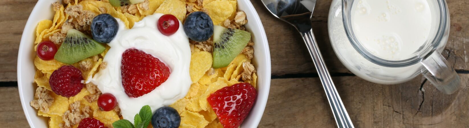 Knuspermüsli mit Beeren, Kiwi und Joghurt