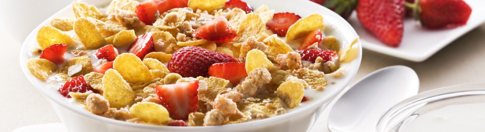 Knuspermüsli mit Cornflakes und Erdbeeren