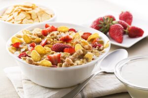 Knuspermüsli mit Cornflakes und Erdbeeren