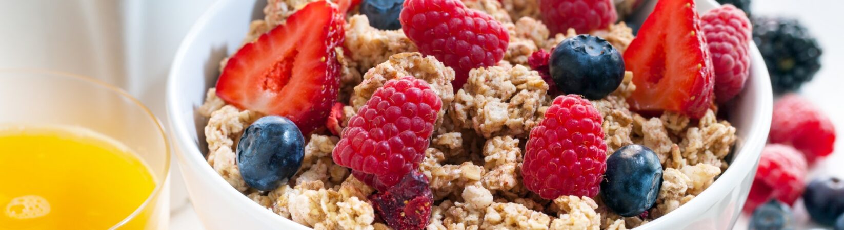 Knuspermüsli mit Erdbeeren, Blaubeeren und Sesam