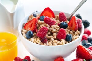 Knuspermüsli mit Erdbeeren, Blaubeeren und Sesam