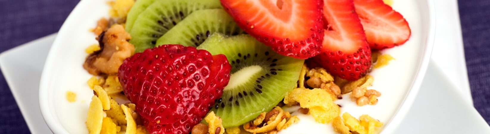 Knuspermüsli mit Erdbeeren, Kiwi und Cornflakes