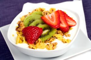 Knuspermüsli mit Erdbeeren, Kiwi und Cornflakes