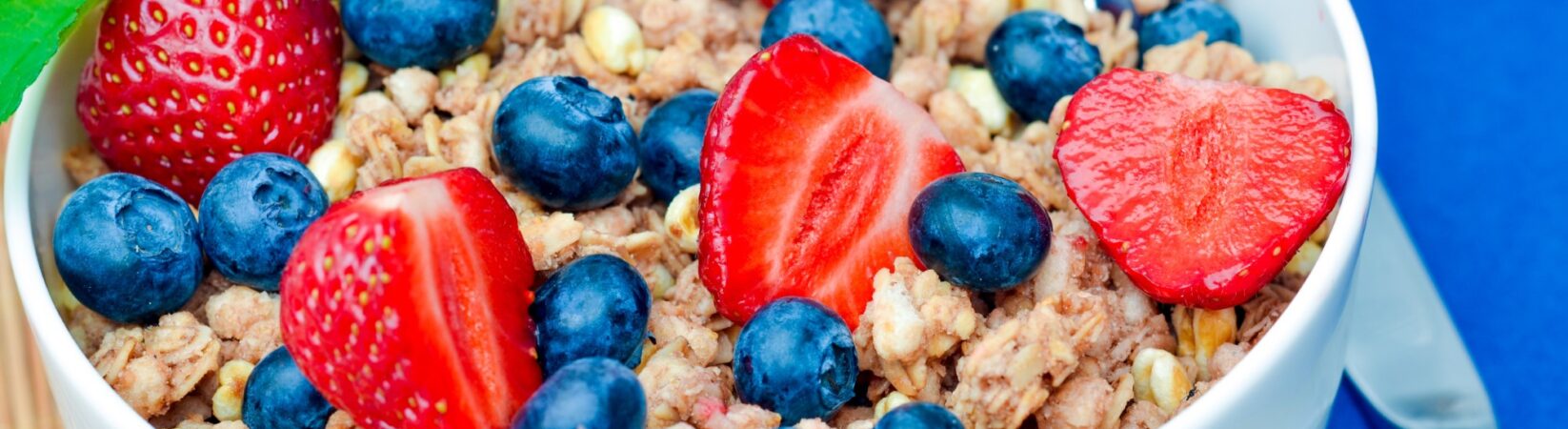 Knuspermüsli mit Erdbeeren und Blaubeeren