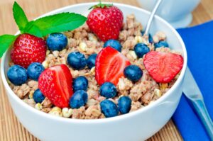 Knuspermüsli mit Erdbeeren und Blaubeeren