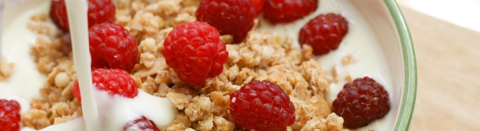 Knuspermüsli mit Himbeeren