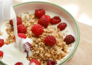 Knuspermüsli mit Himbeeren