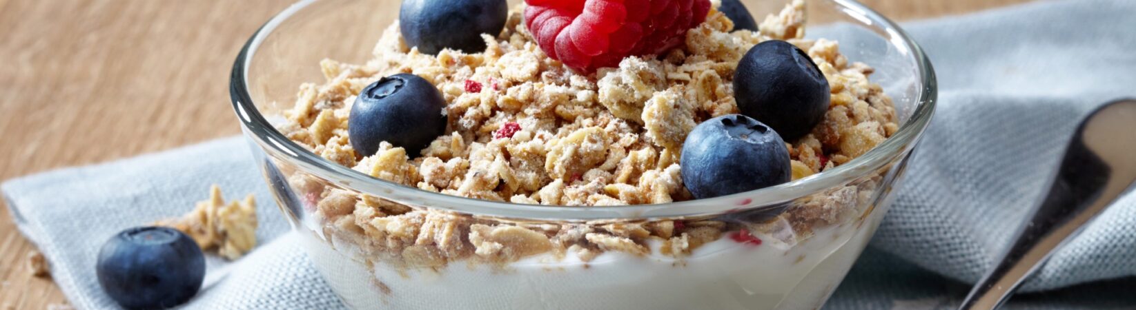 Knuspermüsli mit Himbeeren, Blaubeeren und Joghurt