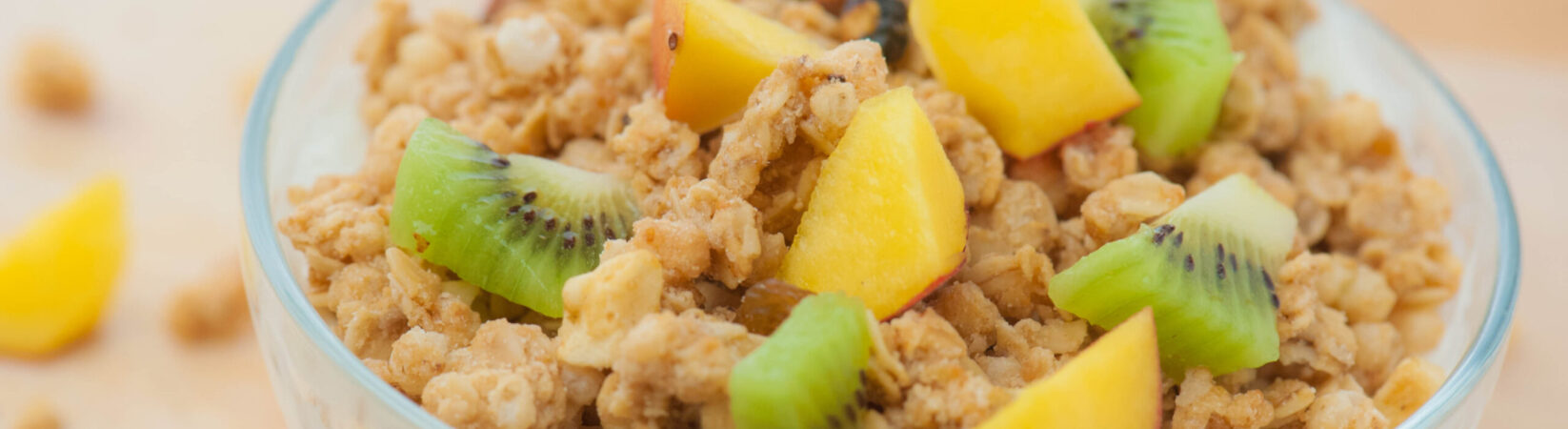 Knuspermüsli mit Kiwi und Pfirsich