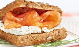Lachsbrötchen mit Kräuterquark Lachsbrötchen mit Kräuterquark