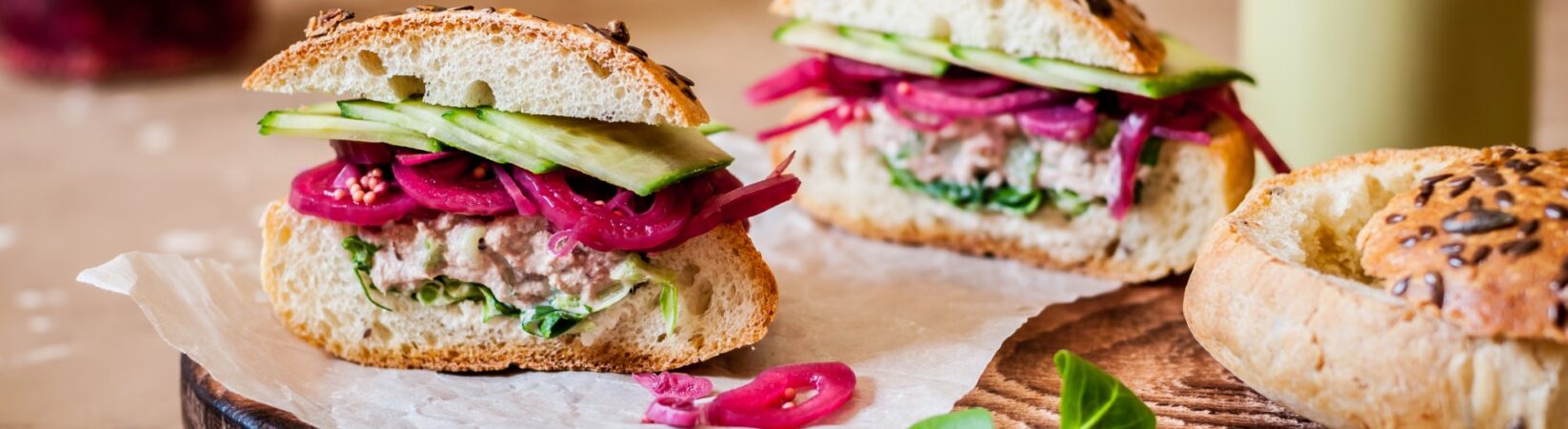 Thunfischcreme-Eiweißbrötchen mit rote Bete und Salat