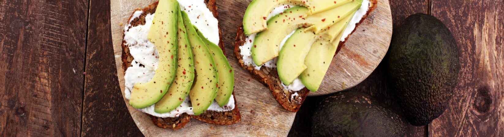 Eiweißbrot mit Avocado und Quark