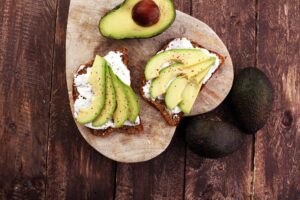 Körnerbrot mit Gurke, Avocado und Quark