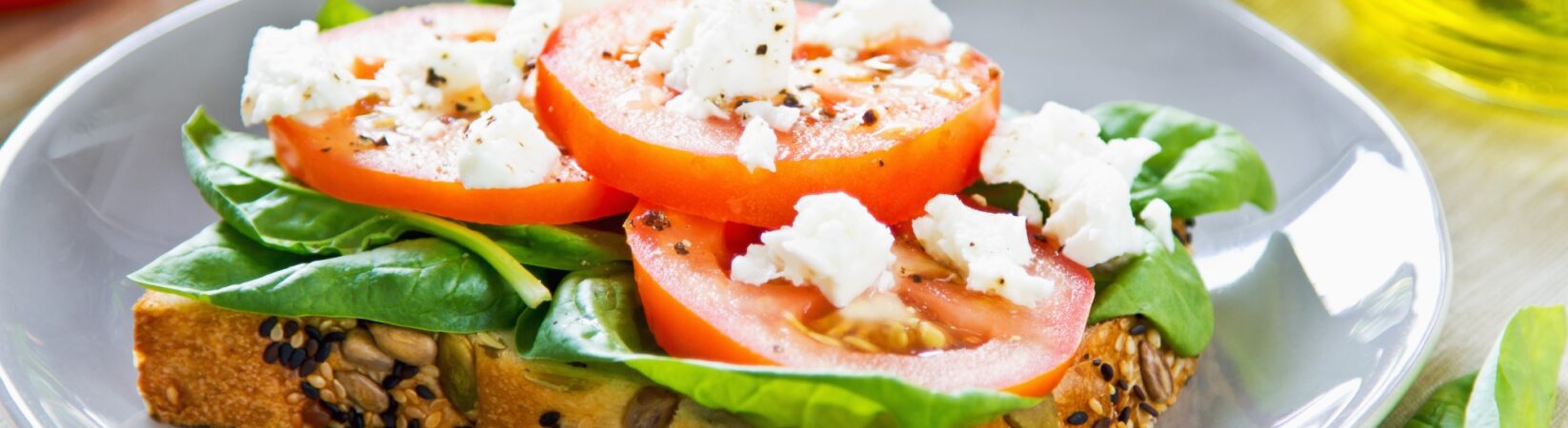 Tomaten-Eiweißbrot mit Feldsalat und Feta